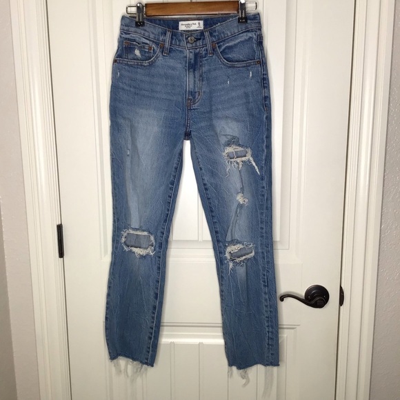 Abercrombie & Fitch The Boyfriend Mid Rise Distressed Jeans. - Picture 2 of 10